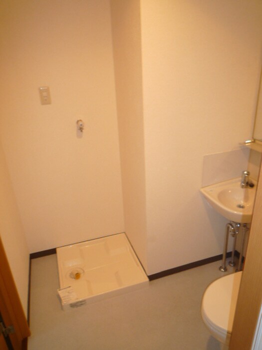 物件内観写真13　(洗濯機置場)