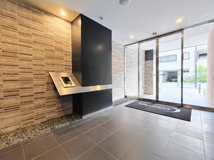 物件外観写真4　(エントランス部分)