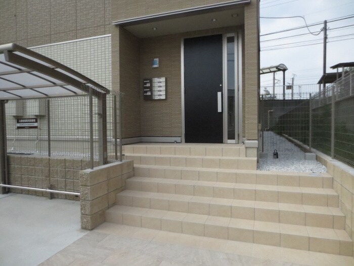 物件外観写真4　(エントランス部分)