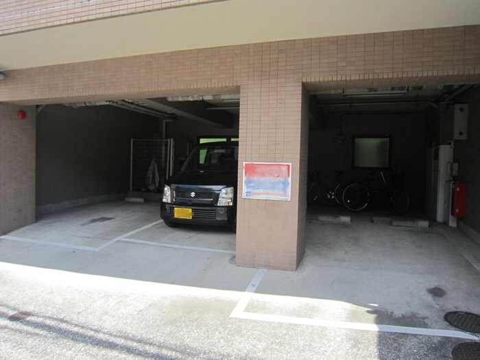 物件外観写真5　(駐車場)