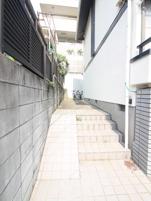 物件外観写真4　(エントランス部分)