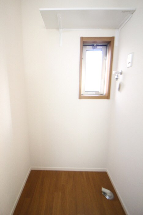 物件内観写真12　(洗濯機置場)