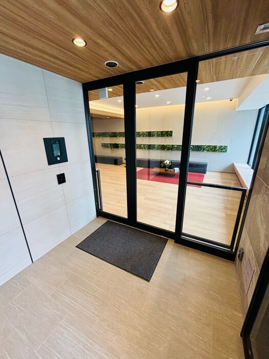 物件外観写真2　(エントランス部分)