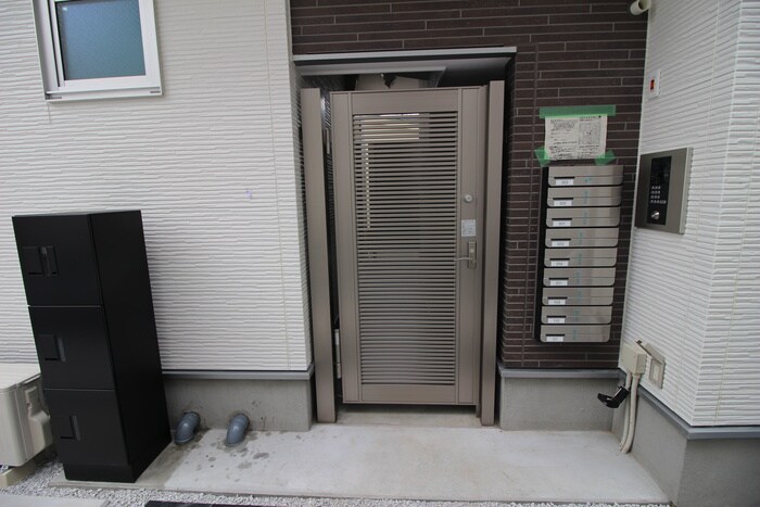 物件外観写真5　(エントランス部分)