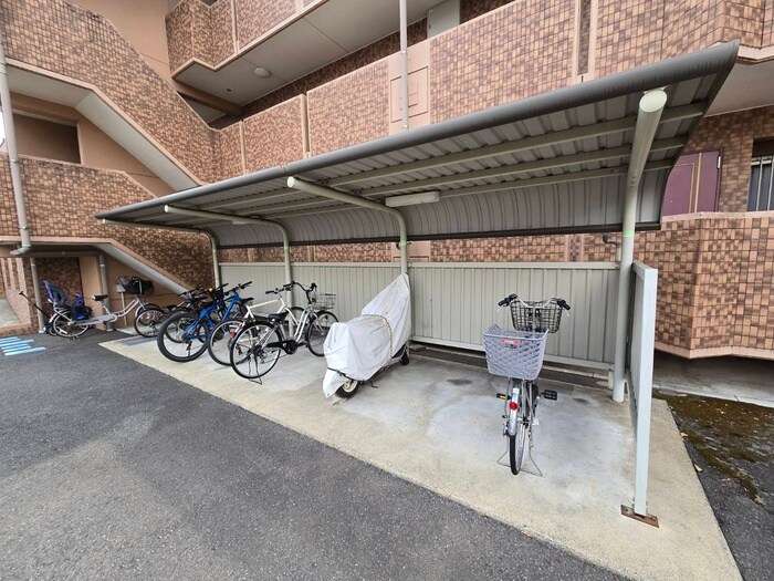 物件外観写真4　(駐輪場)
