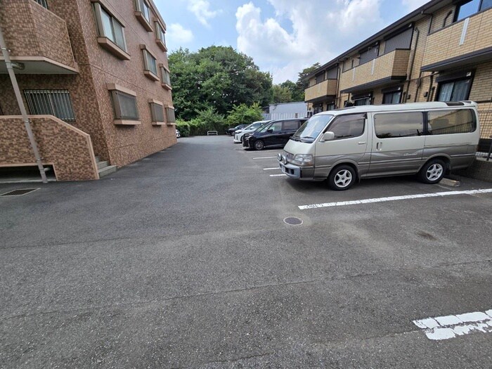 物件外観写真5　(駐車場)