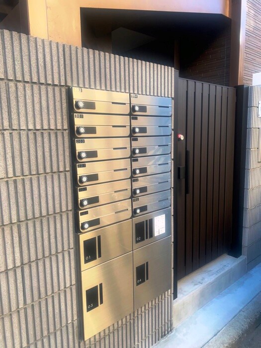 物件外観写真2　(エントランス部分)