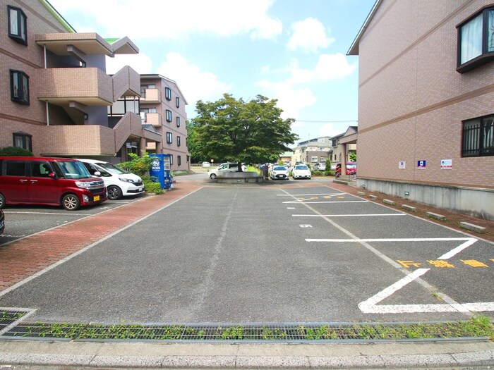 物件外観写真4　(駐車場)