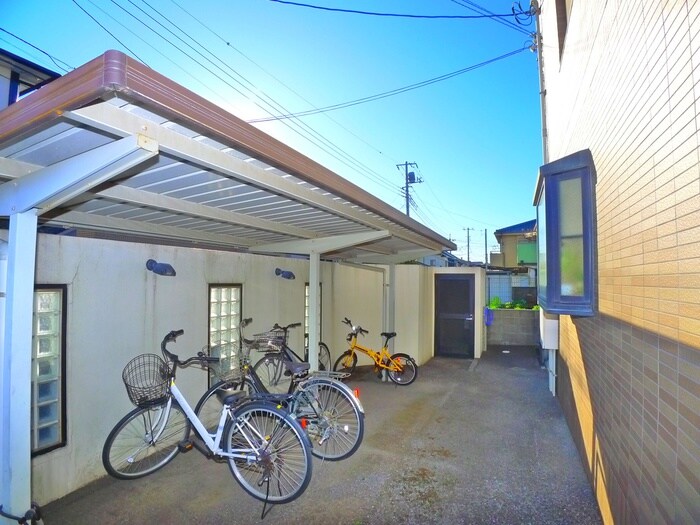 物件外観写真3　(駐輪場)