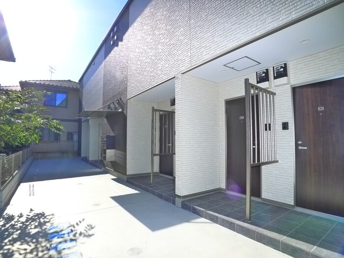 物件外観写真4　(エントランス部分)