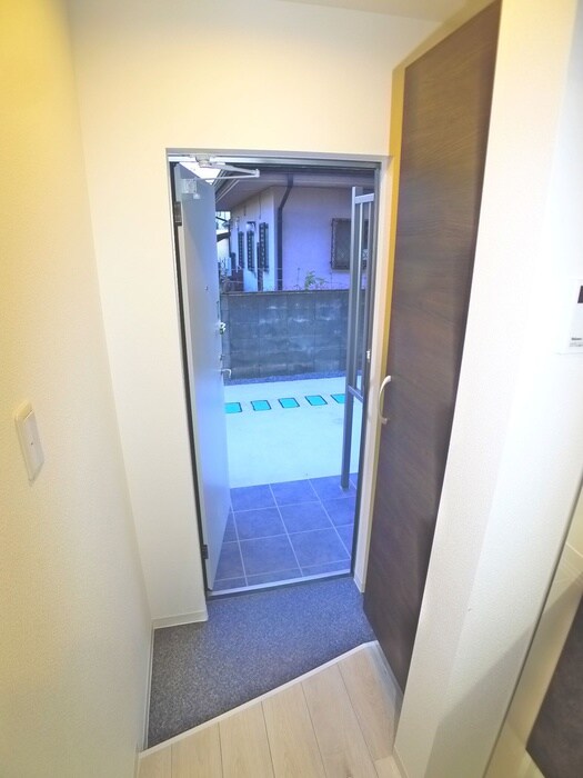 物件内観写真18　(玄関)