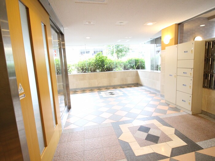 物件外観写真3　(エントランス部分)