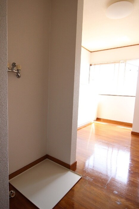 物件内観写真11　(洗濯機置場)