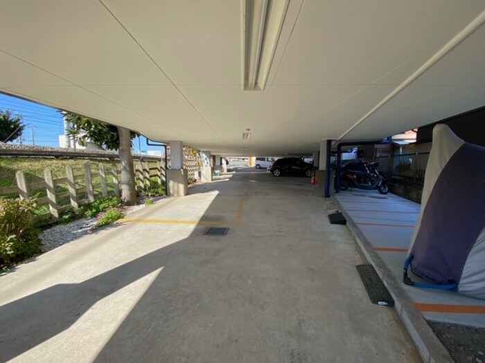 物件外観写真5　(駐車場)