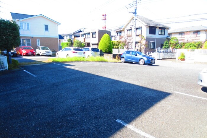 物件外観写真3　(駐車場)