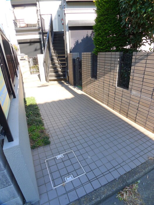 物件外観写真5　(エントランス部分)