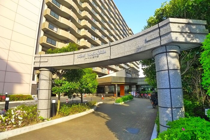 物件外観写真3　(エントランス部分)