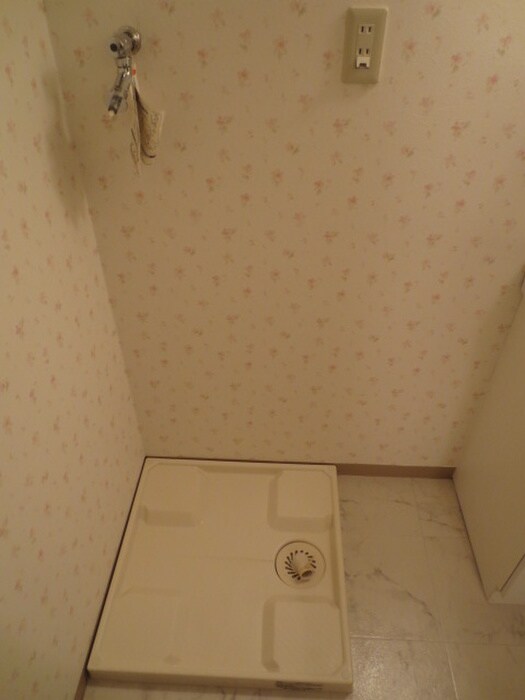 物件内観写真6　(洗濯機置場)