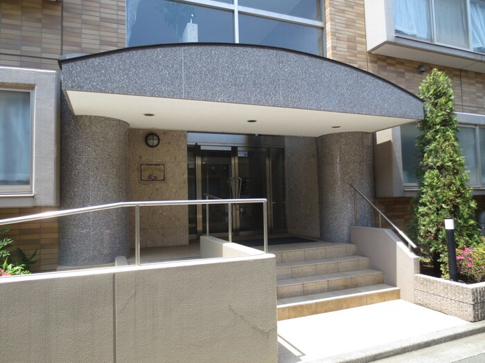 物件外観写真3　(エントランス部分)