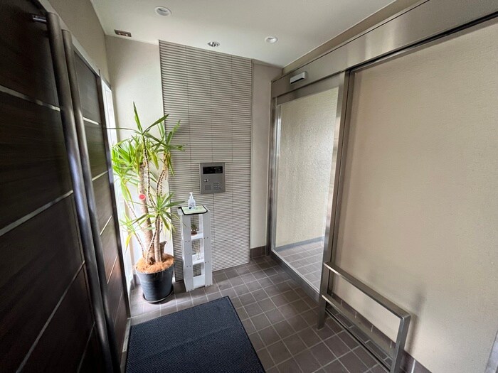 物件外観写真4　(エントランス部分)