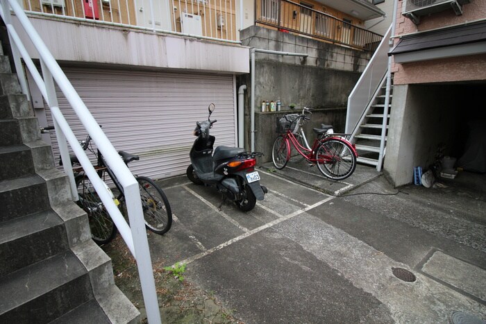 物件外観写真4　(駐輪場)