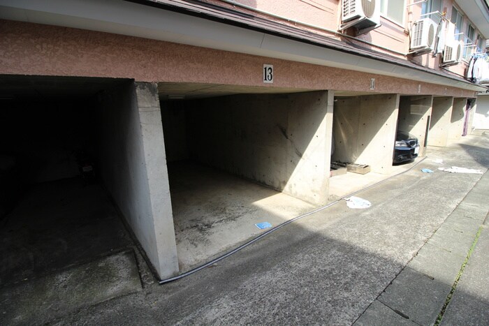 物件外観写真5　(駐車場)