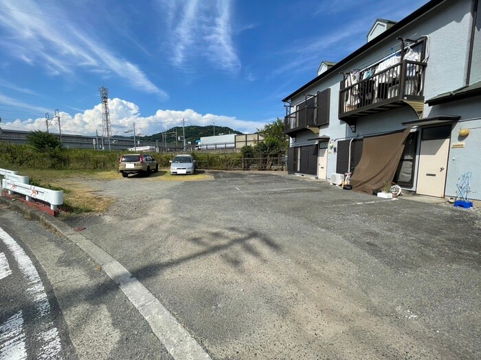物件外観写真6　(駐車場)