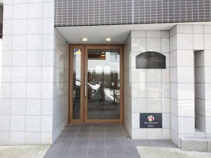 物件外観写真4　(エントランス部分)