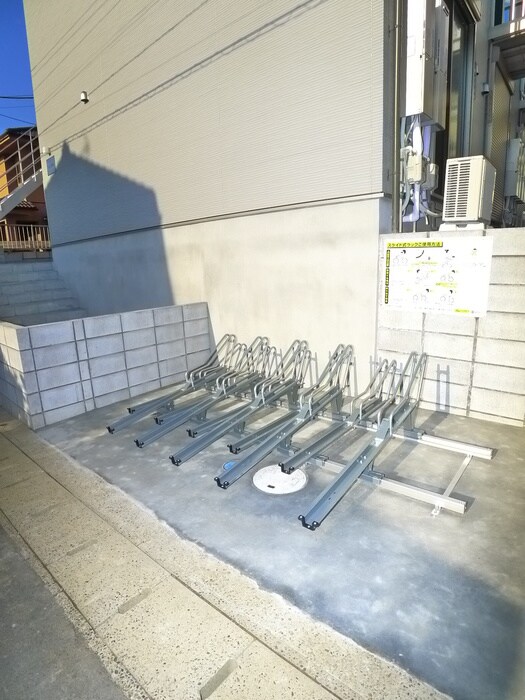 物件外観写真4　(駐輪場)