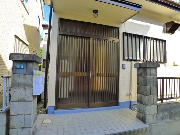 物件外観写真3　(エントランス部分)