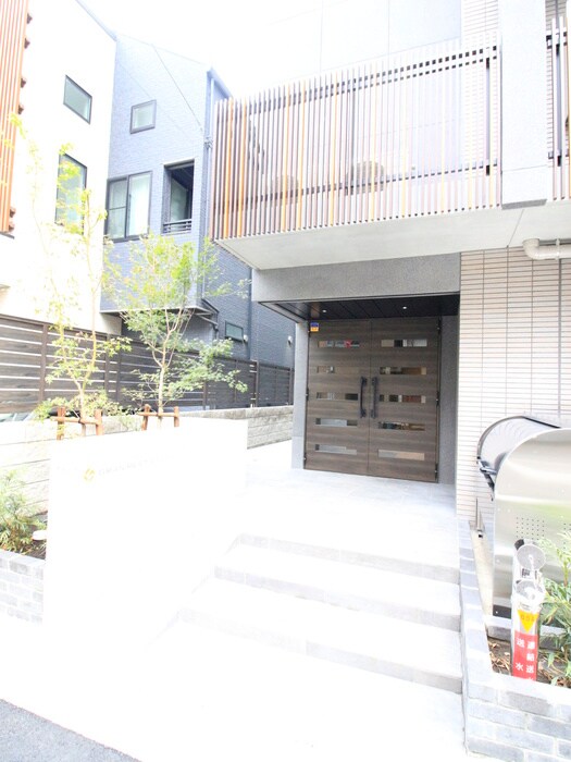 物件外観写真3　(エントランス部分)