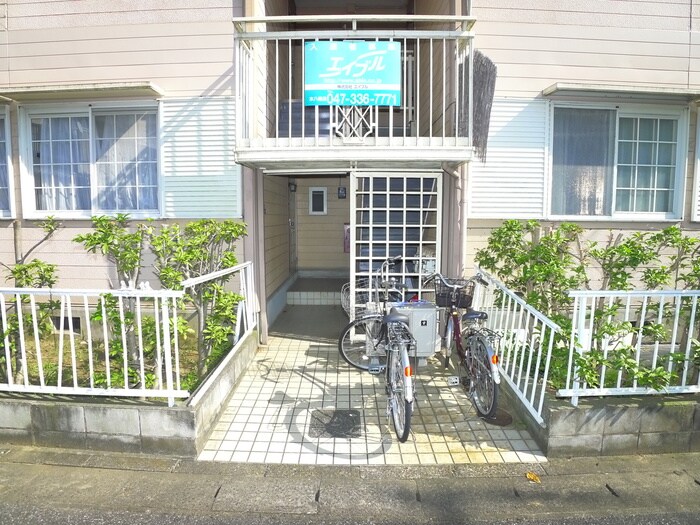 物件外観写真2　(エントランス部分)