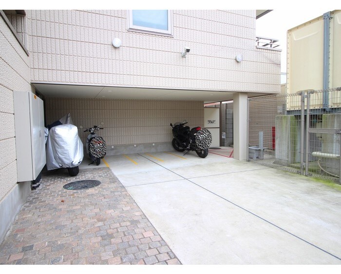 物件外観写真5　(バイク置き場)