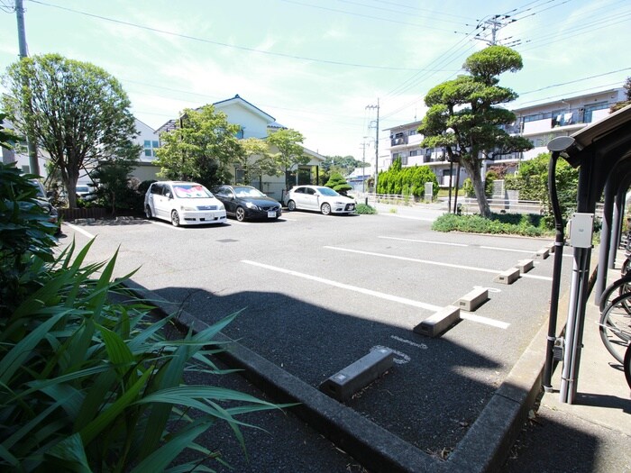 物件外観写真2　(駐車場)