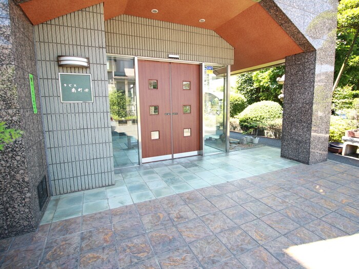 物件外観写真4　(エントランス部分)