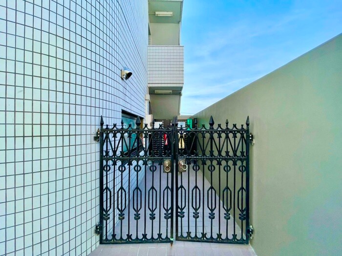 物件外観写真2　(エントランス部分)