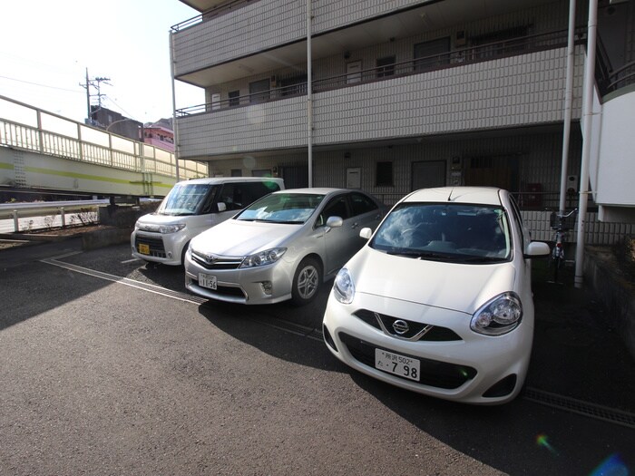 物件外観写真5　(駐車場)