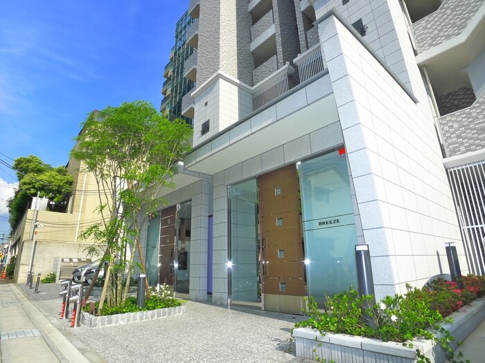 物件外観写真3　(エントランス部分)