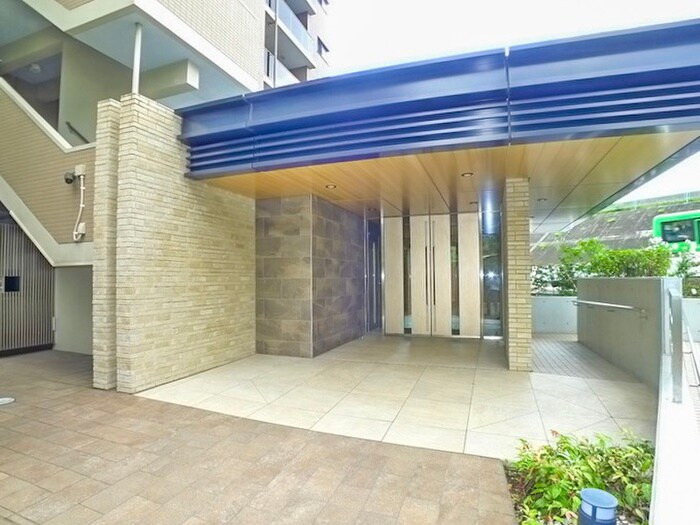 物件外観写真4　(エントランス部分)