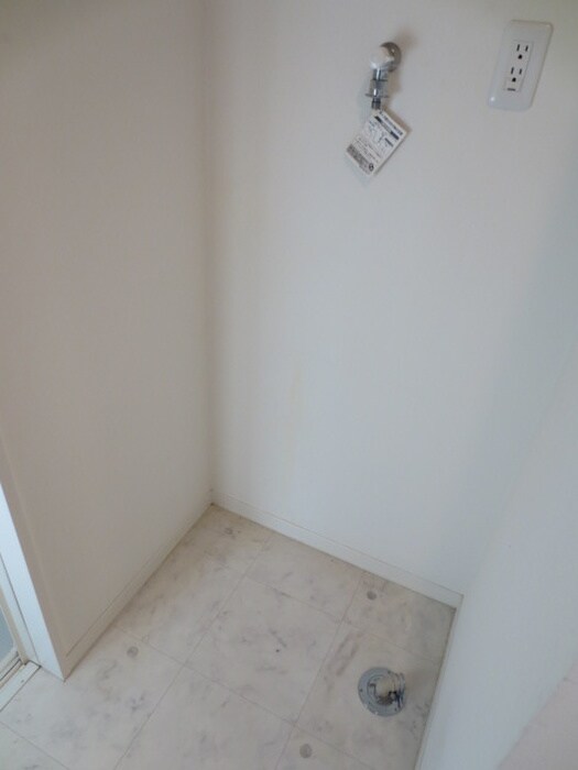 物件内観写真16　(洗濯機置場)