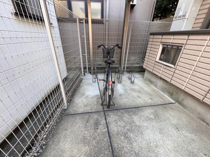 物件外観写真4　(駐輪場)