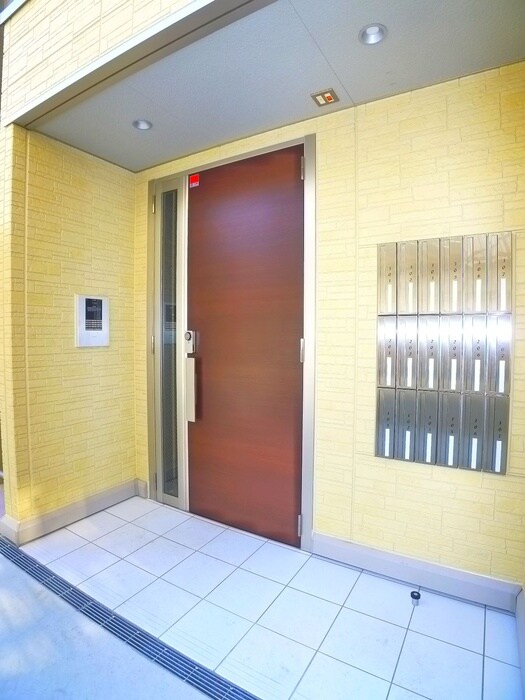 物件外観写真2　(エントランス部分)