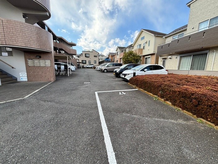 物件外観写真3　(駐車場)