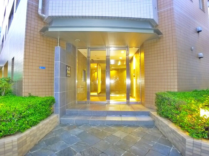 物件外観写真2　(エントランス部分)