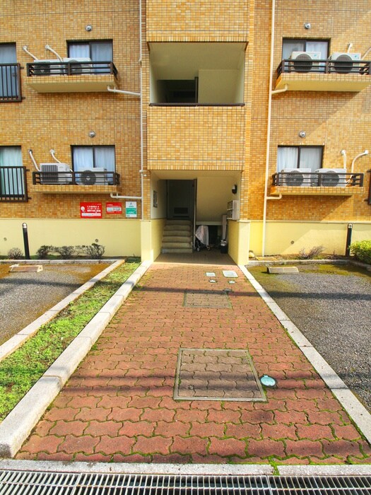 物件外観写真3　(エントランス部分)