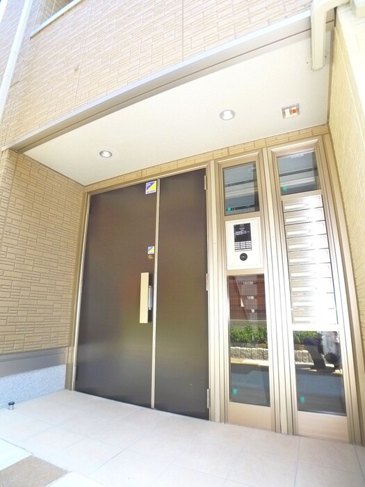 物件外観写真3　(エントランス部分)