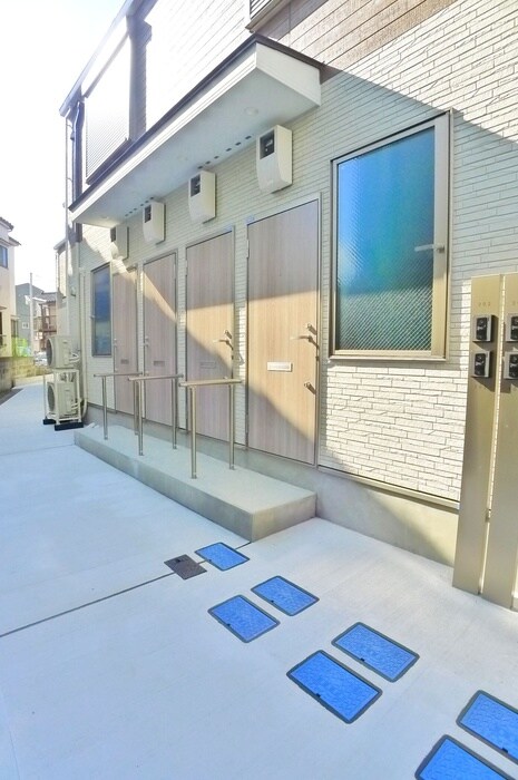 物件外観写真3　(エントランス部分)