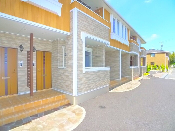 物件外観写真3　(エントランス部分)