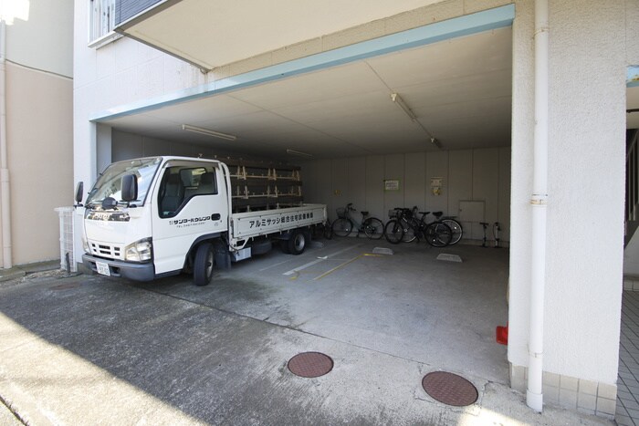 物件外観写真3　(駐車場)