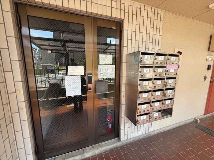 物件外観写真5　(エントランス部分)
